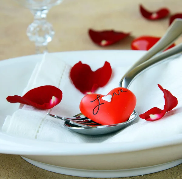 Tischdekoration zum Valentinstag. Herzen und festliche Bänder Feiertagsdekoration — Stockfoto