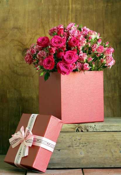 Blumen und Geschenke zum Valentinstag. Rosen, Pralinen und Schmuck — Stockfoto