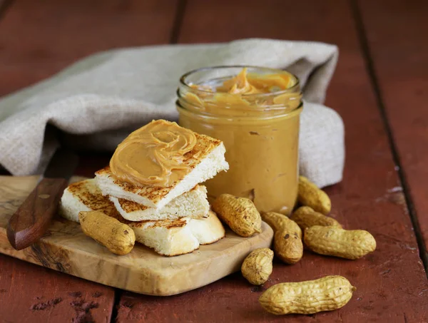 Натуральное арахисовое масло из органического арахиса — стоковое фото