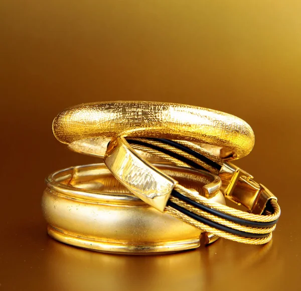 Guld smycken, armband och kedjor. Lyxiga tillbehör. — Stockfoto