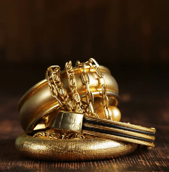 Χρυσά κοσμήματα, βραχιόλια και αλυσίδες. Πολυτελή αξεσουάρ. — Φωτογραφία Αρχείου