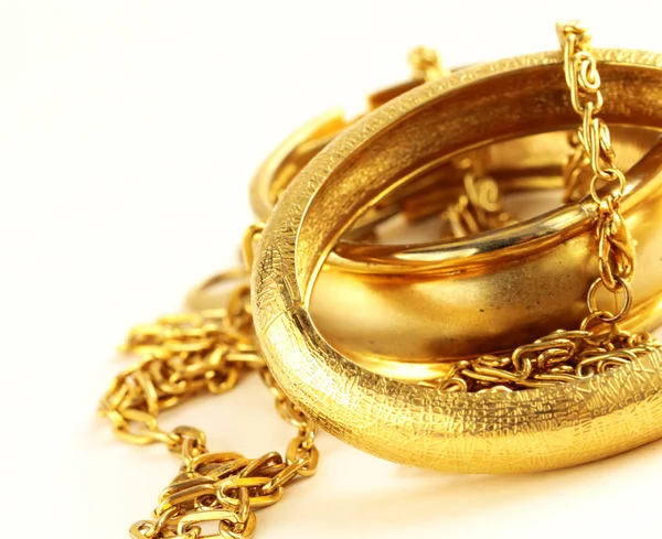 Gold jewelry, bracelets and chains. Luxury accessories. — Stock Photo, Image