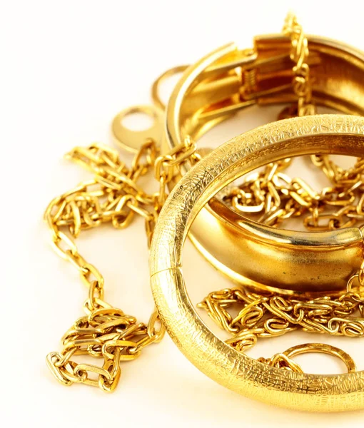 Złota biżuteria, bransoletki i łańcuchy. Akcesoria luksusowe. — Zdjęcie stockowe