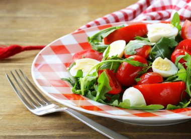 Bıldırcın yumurta ve domates salatası