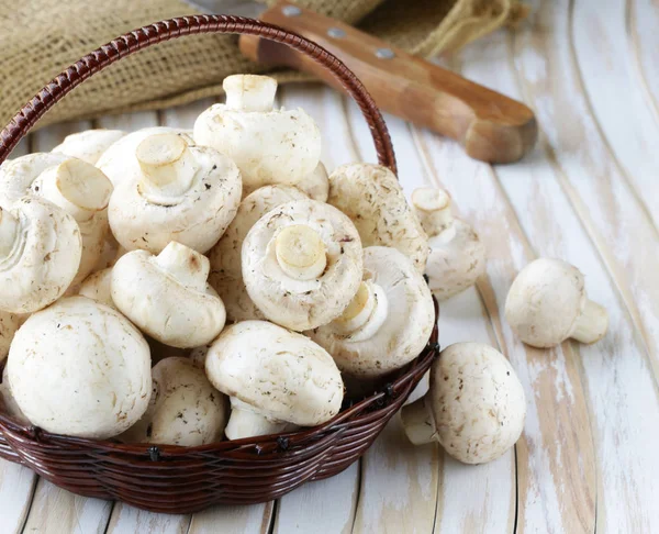 Přírodní organické syrové houby žampióny na dřevěný stůl — Stock fotografie