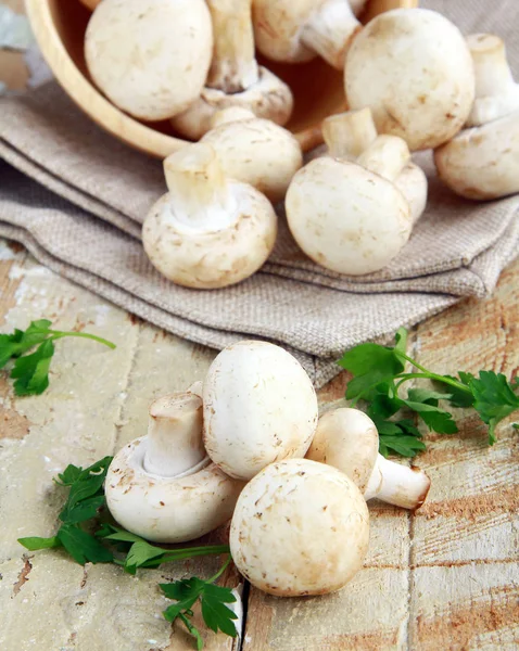 Natürliche rohe Champignons aus biologischem Anbau auf einem Holztisch — Stockfoto