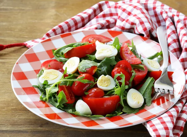 Insalata con uova di quaglia e pomodorini — Foto Stock