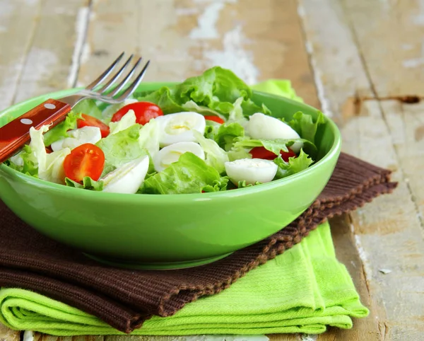 Salade aux œufs de caille et tomates cerises — Photo