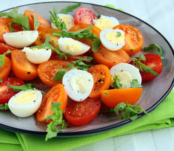 Sallad med vaktelägg och körsbärstomater — Stockfoto