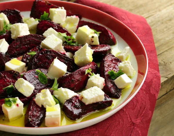 Salat mit Roter Bete und weichem Feta-Käse — Stockfoto