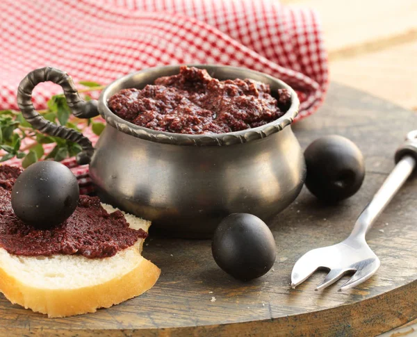 Закуска из маринованной оливковой тапенады, традиционный соус — стоковое фото
