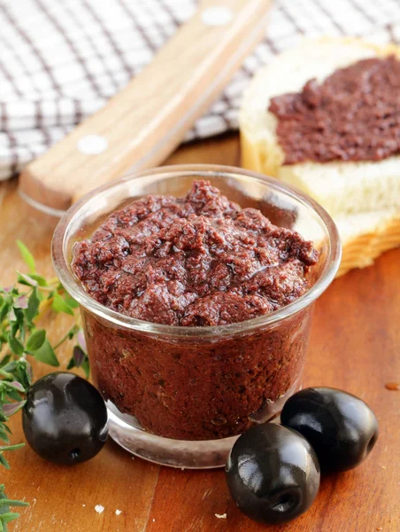 开胃菜的腌制黑橄榄酱，传统倾角 — 图库照片