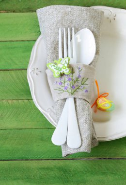 Tablo Easter dekor ayarıyla. Ahşap bir masa üzerinde rustik tarzı