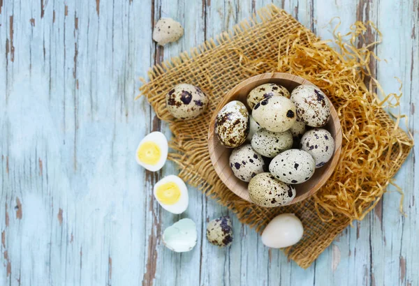 Ovos de codorna orgânicos naturais em uma mesa de madeira — Fotografia de Stock