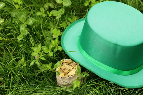 Traditionelle Symbole für Patrick 's Day - grüner Hut, Klee — Stockfoto