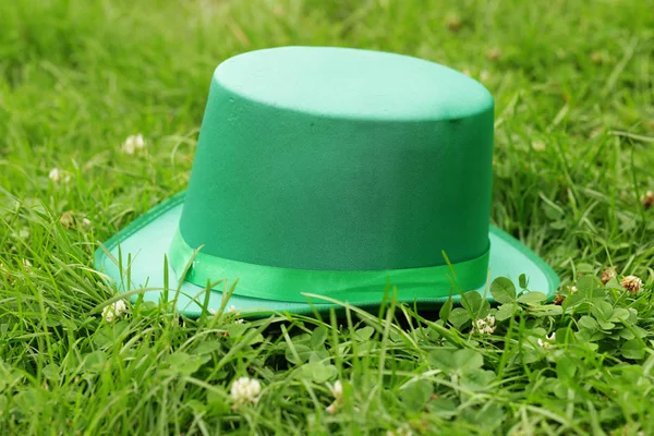 Traditionelle Symbole für Patrick 's Day - grüner Hut, Klee — Stockfoto