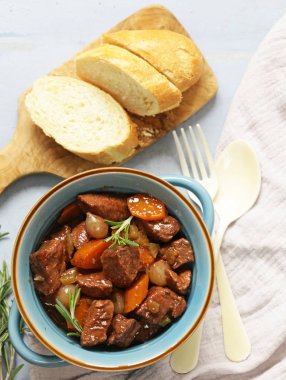 Geleneksel Dana gulaş - Boeuf bourguigno. Konfor gıda. Sebzeli güveç et