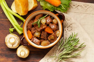 Geleneksel Dana gulaş - Boeuf bourguigno. Konfor gıda. Sebzeli güveç et