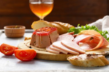 Çeşitli deli et - jambon, salam, parma, Parma, pate