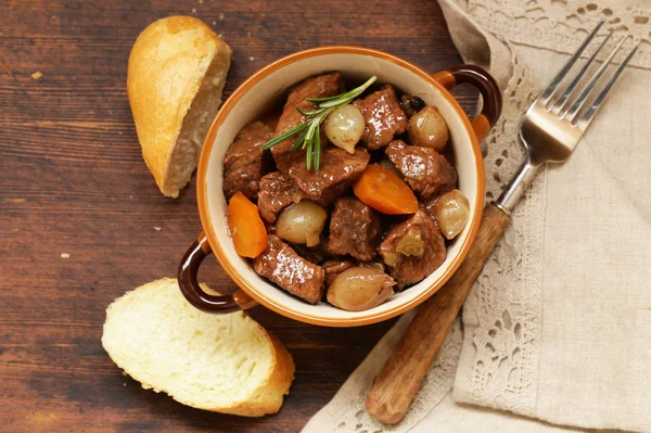 Gulaș tradițional de vită - Boeuf bourguigno. Mâncare confortabilă. Carne tocană cu legume — Fotografie, imagine de stoc