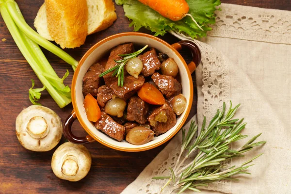 Geleneksel Dana gulaş - Boeuf bourguigno. Konfor gıda. Sebzeli güveç et — Stok fotoğraf