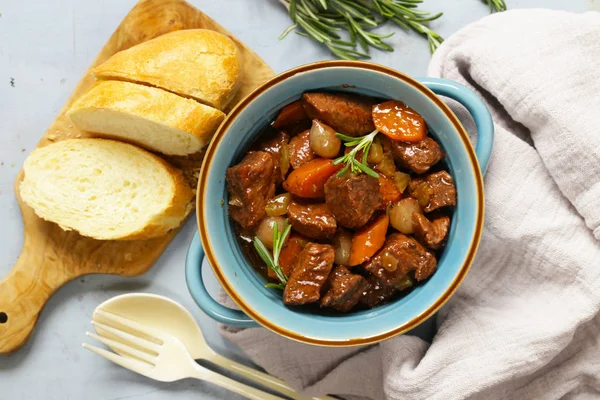 Gulaș tradițional de vită - Boeuf bourguigno. Mâncare confortabilă. Carne tocană cu legume — Fotografie, imagine de stoc