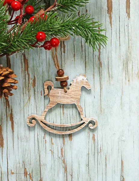 Noel simge ve dekorasyon ahşap arka plan üzerinde — Stok fotoğraf