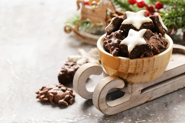 Geleneksel Noel tatlı gingerbread çerezleri baharatlar ile — Stok fotoğraf