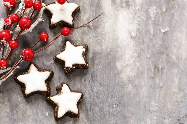 Geleneksel Noel tatlı gingerbread çerezleri baharatlar ile — Stok fotoğraf