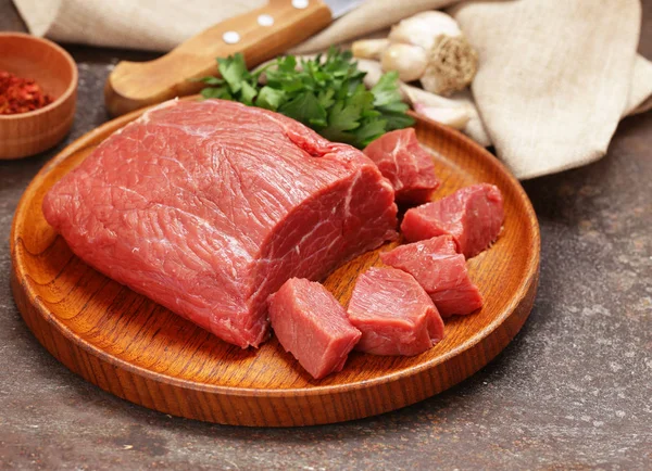 Carne cruda de res en una tabla de madera — Foto de Stock