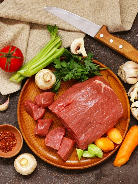 Rauw vlees rundvlees op een houten bord — Stockfoto