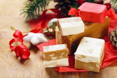 ev yapımı tatlı tatlı nuga hediye için fındık