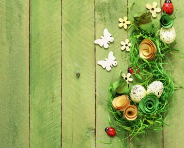 Paskalya sembolleri, yumurta, kelebekler, çiçekler ile ahşap arka plan