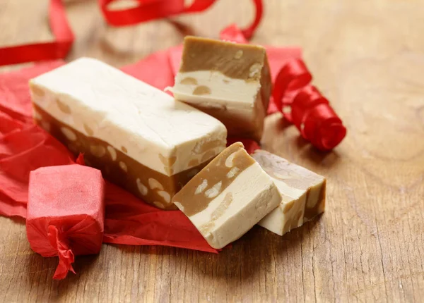 Zelfgemaakte zoete dessert nougat met noten voor gift — Stockfoto