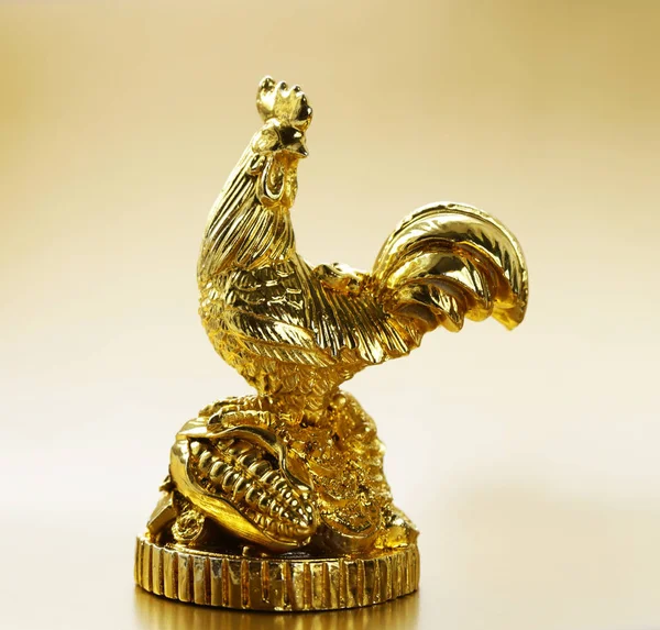 Symbol des neuen Jahres, goldener Hahn, orientalischer Kalender — Stockfoto