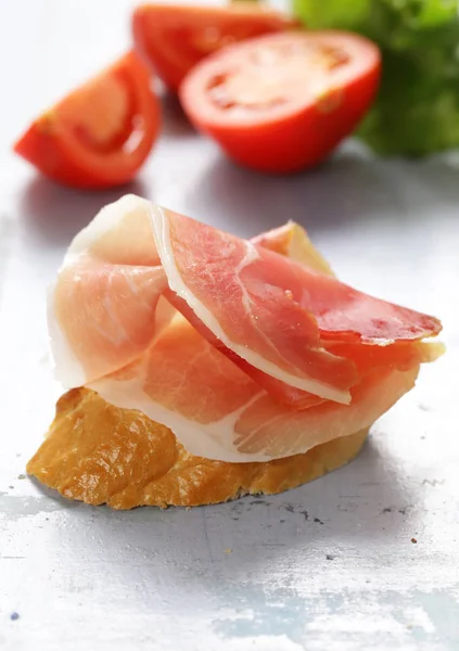 Przekąska szynka parmeńska (jamon) z bagietka — Zdjęcie stockowe