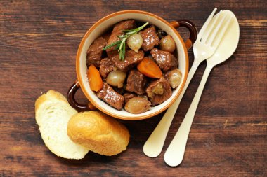 Geleneksel Dana gulaş - Boeuf bourguigno. Konfor gıda. Sebzeli güveç et