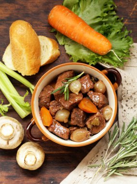 Geleneksel Dana gulaş - Boeuf bourguigno. Konfor gıda. Sebzeli güveç et