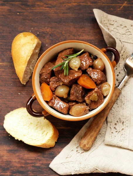 Geleneksel Dana gulaş - Boeuf bourguigno. Konfor gıda. Sebzeli güveç et — Stok fotoğraf