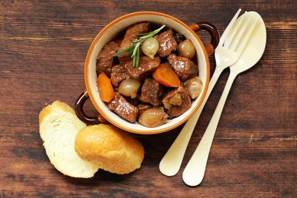 Gulaș tradițional de vită - Boeuf bourguigno. Mâncare confortabilă. Carne tocană cu legume — Fotografie, imagine de stoc