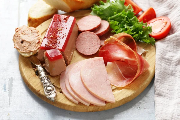 什锦的熟食肉类-火腿、 香肠、 帕尔马、 熏火腿、 颈部 — 图库照片