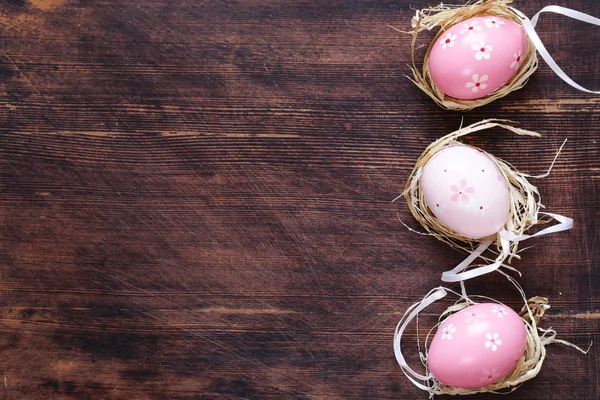 Wielkanocne, kolorowe jajka. Tradycyjne wielkanocne dekoracje i symbol. — Zdjęcie stockowe