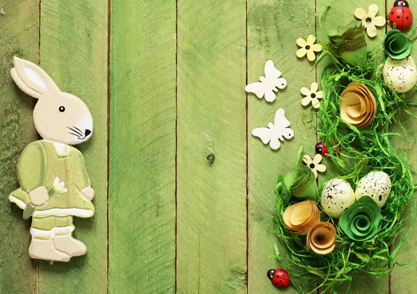 Paskalya sembolleri, yumurta, kelebekler, çiçekler ile ahşap arka plan — Stok fotoğraf