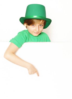 genç yakışıklı yeşil şapkalı - tatil St. Patrick