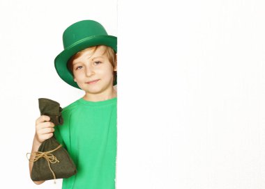 genç yakışıklı yeşil şapkalı - tatil St. Patrick