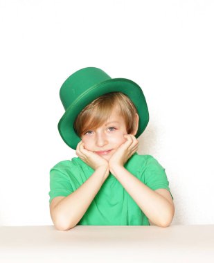 genç yakışıklı yeşil şapkalı - tatil St. Patrick