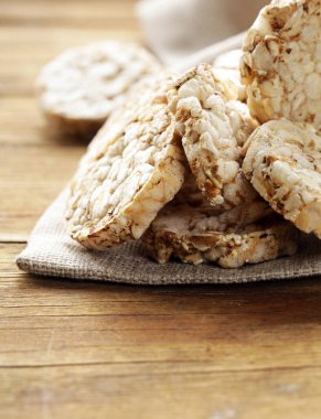 Tam buğday unu yuvarlak ekmek dilimleri. Sağlıklı beslenme