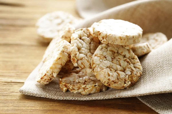 Ronde brood sneetjes volkoren meel. Gezond eten — Stockfoto