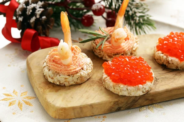 Kerst hapjes. Kleine tartlets met kaviaar en tapenade. Buffet en bar. — Stockfoto