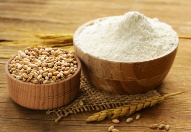 Doğal organik buğday unu. Tahıl ahşap bir masa üzerinde